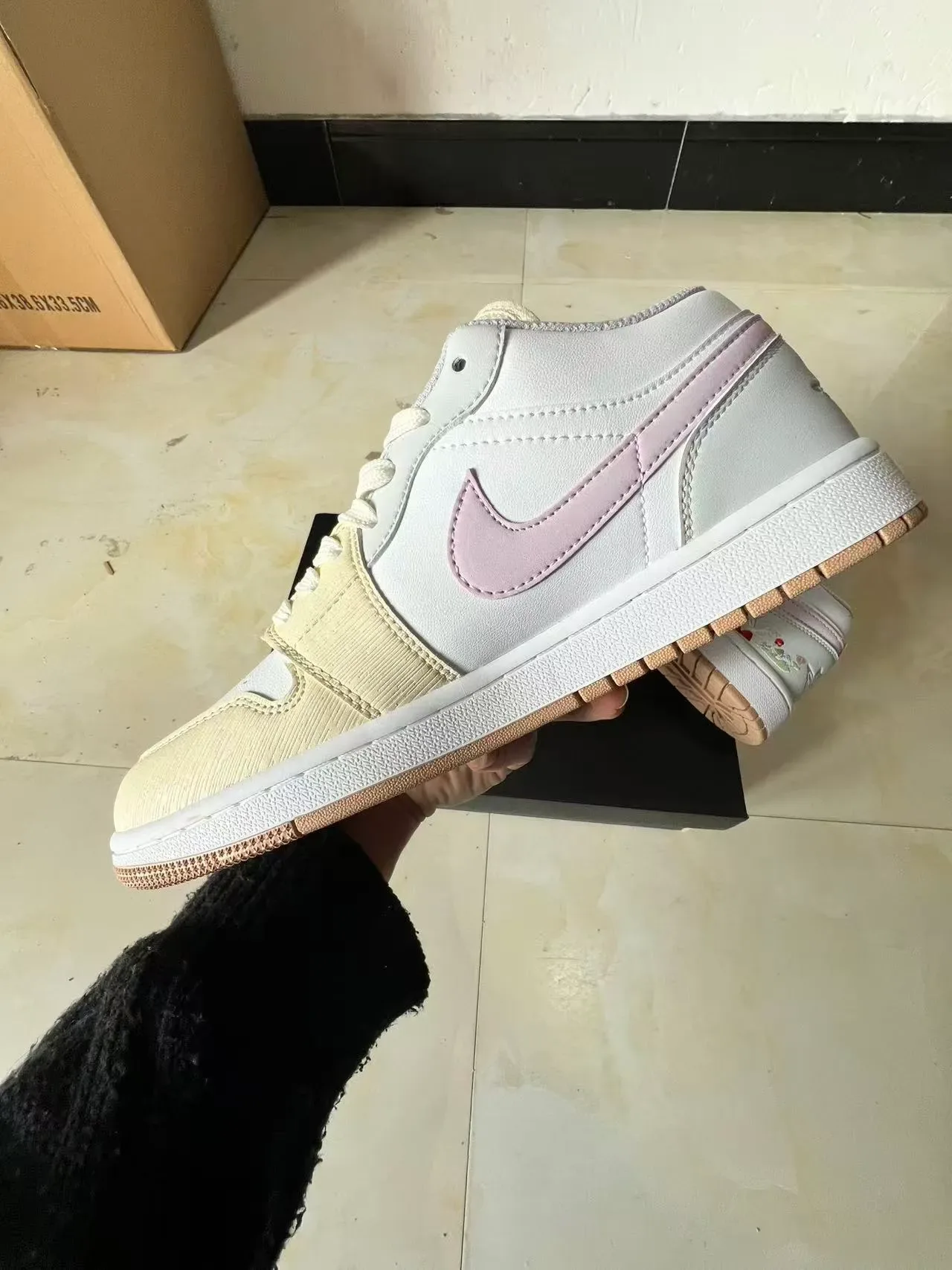 Nike White Pink Low-Top Leather And Synthetic Upper Lifestyle Sneakers 5
