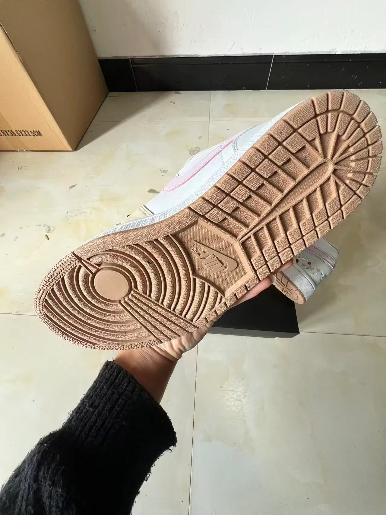 Nike White Pink Low-Top Leather And Synthetic Upper Lifestyle Sneakers 6
