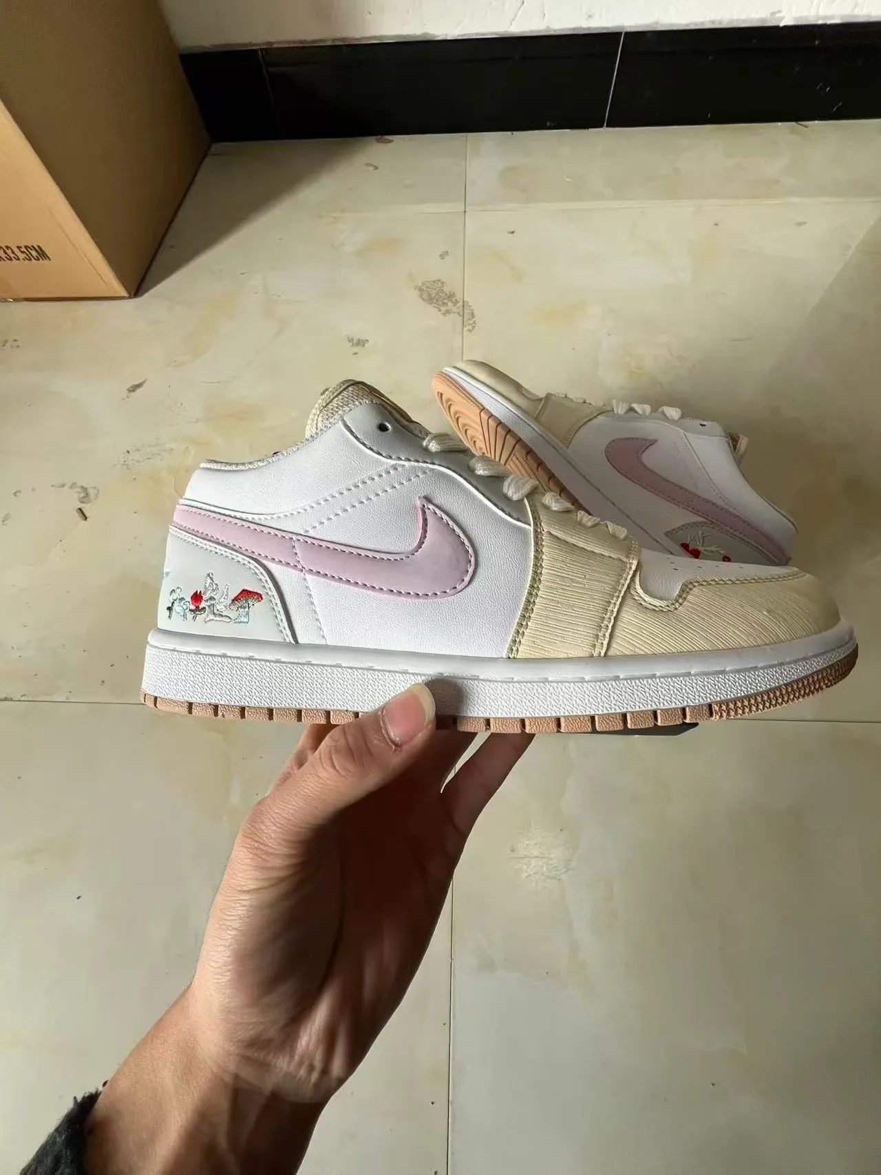 Nike White Pink Low-Top Leather And Synthetic Upper Lifestyle Sneakers 7