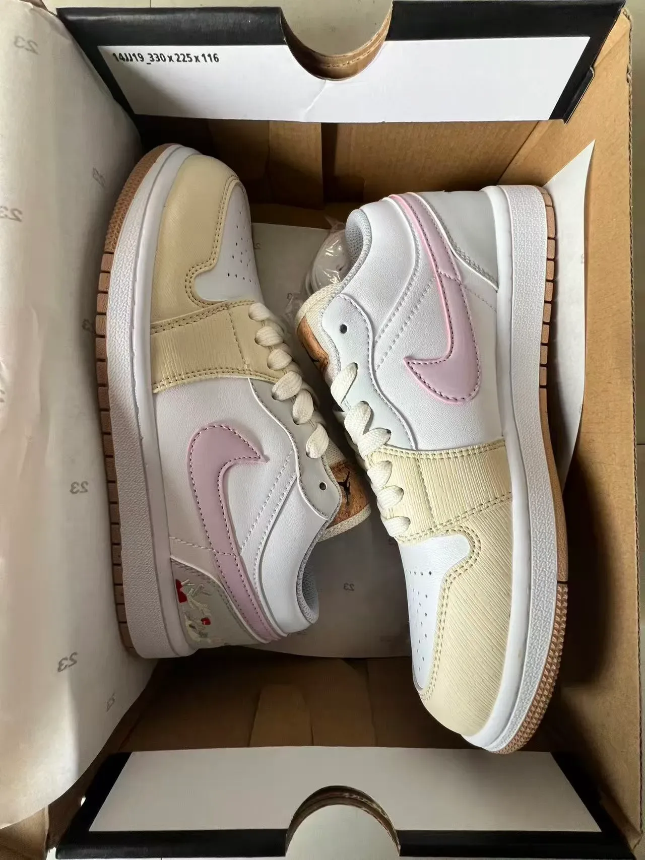 Nike White Pink Low-Top Leather And Synthetic Upper Lifestyle Sneakers 9