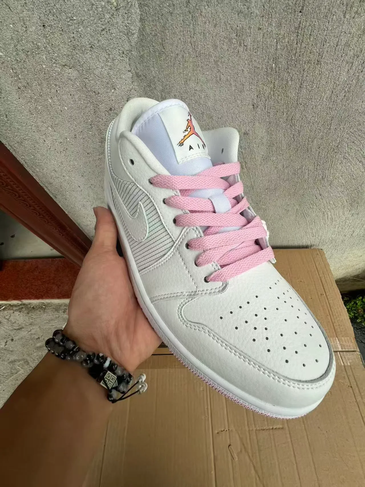Nike White Pink Low-Top Leather Upper Lifestyle Sneakers 2
