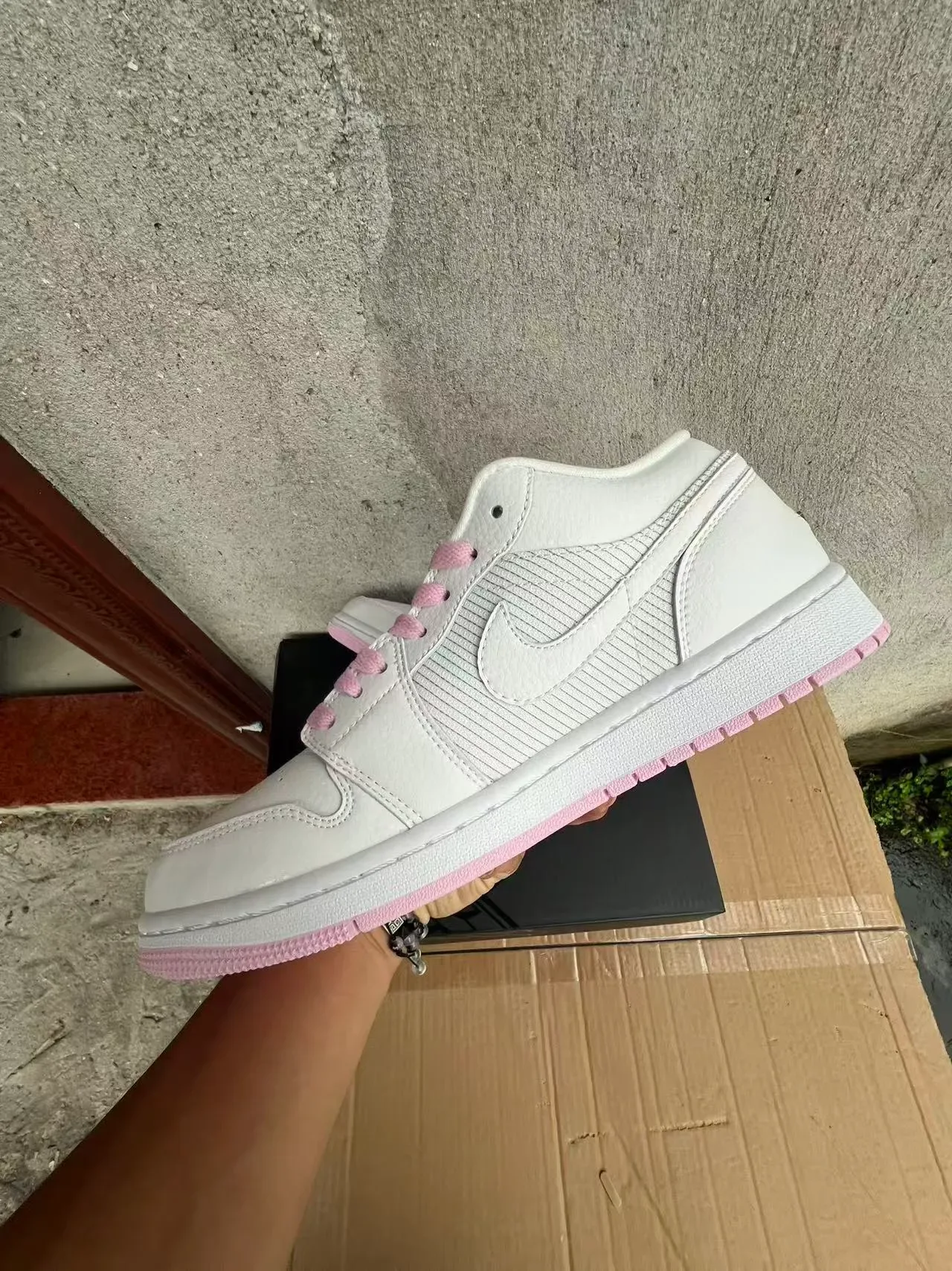 Nike White Pink Low-Top Leather Upper Lifestyle Sneakers 5