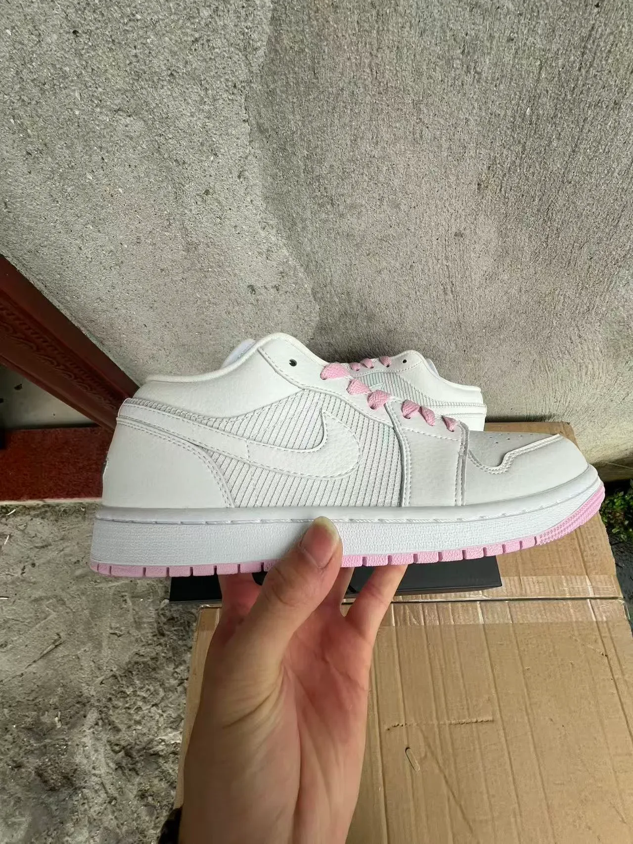 Nike White Pink Low-Top Leather Upper Lifestyle Sneakers 7
