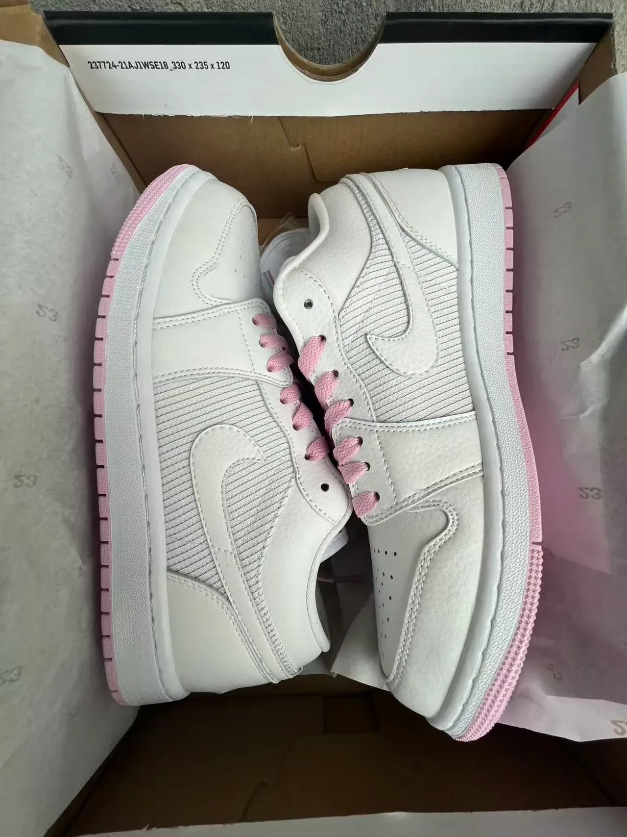 Nike White Pink Low-Top Leather Upper Lifestyle Sneakers 9