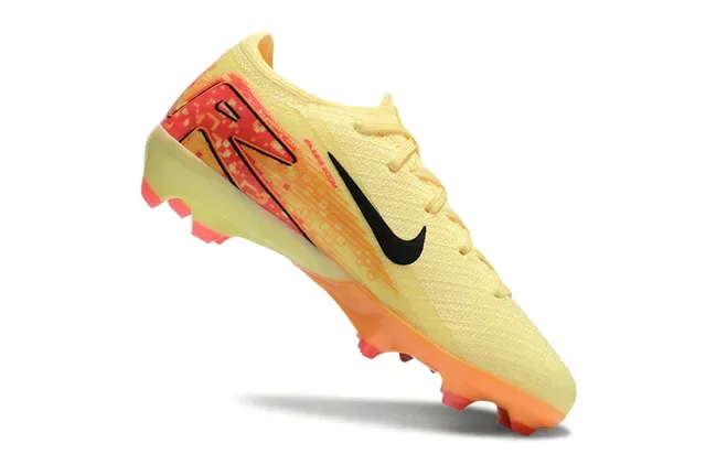Nike Chaussures de football jaune orange upper knit overlay graphique pixelé terrain ferme 2