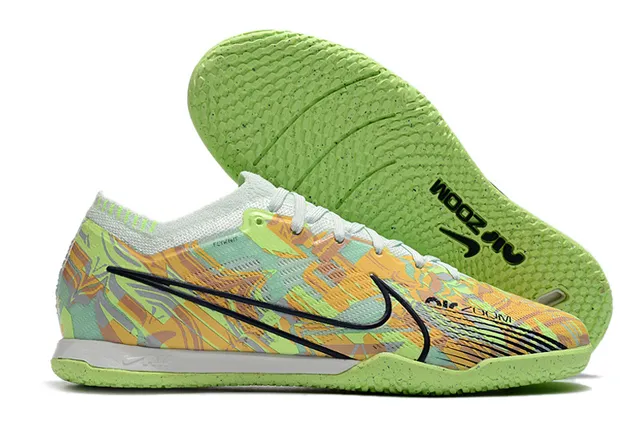 Nike Chaussures de soccer indoor à coupe basse avec empeigne en maille jaune orange 3