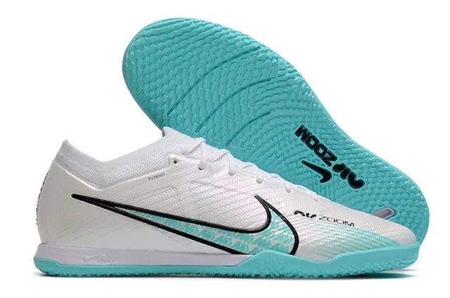 Nike Chaussures de soccer indoor à coupe basse avec empeigne en maille jaune orange 6