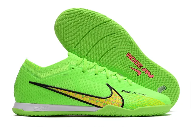 Nike Chaussures de soccer indoor à coupe basse avec empeigne en maille jaune orange 10