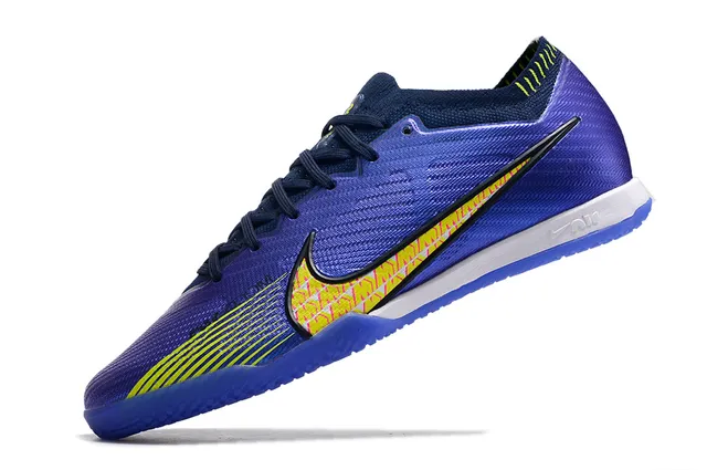 Nike Chaussures de soccer indoor à coupe basse avec empeigne en maille jaune orange 16