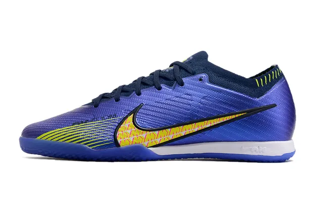 Nike Chaussures de soccer indoor à coupe basse avec empeigne en maille jaune orange 17