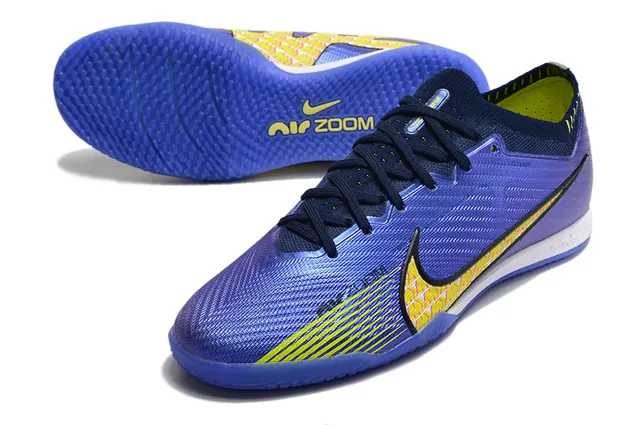 Nike Chaussures de soccer indoor à coupe basse avec empeigne en maille jaune orange 18