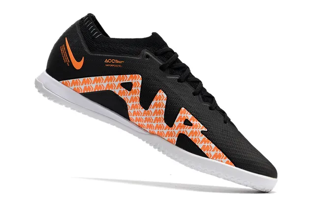 Nike Chaussures de soccer indoor à coupe basse avec empeigne en maille jaune orange 21