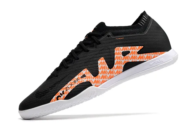 Nike Chaussures de soccer indoor à coupe basse avec empeigne en maille jaune orange 22
