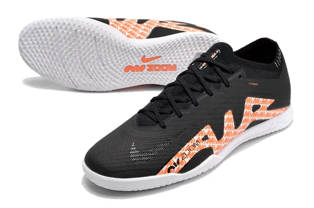 Nike Chaussures de soccer indoor à coupe basse avec empeigne en maille jaune orange 24