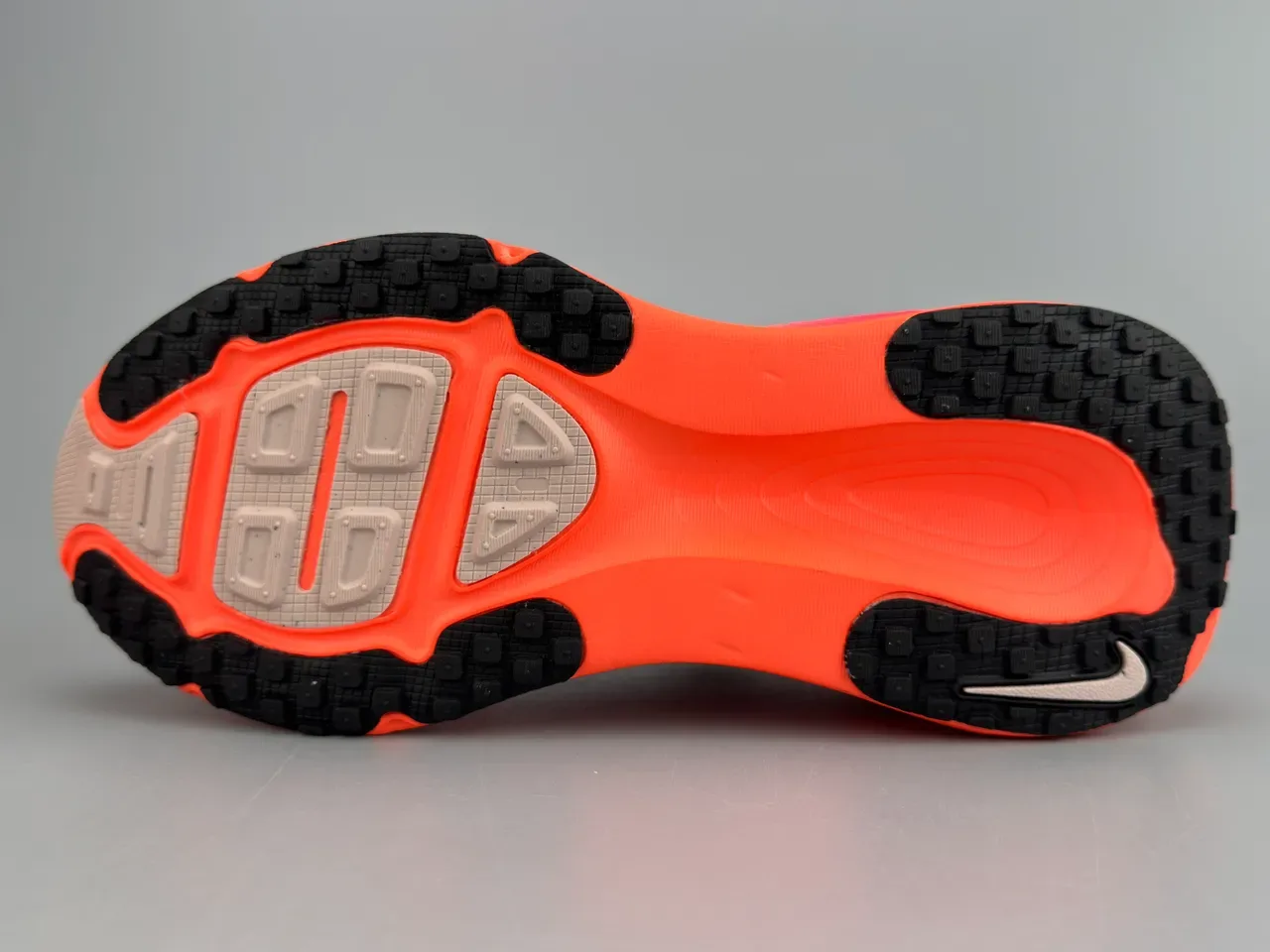 Nike ZoomX Invincible Run Chaussures de course rose orange upper knit ingénierie semelle sculptée 4