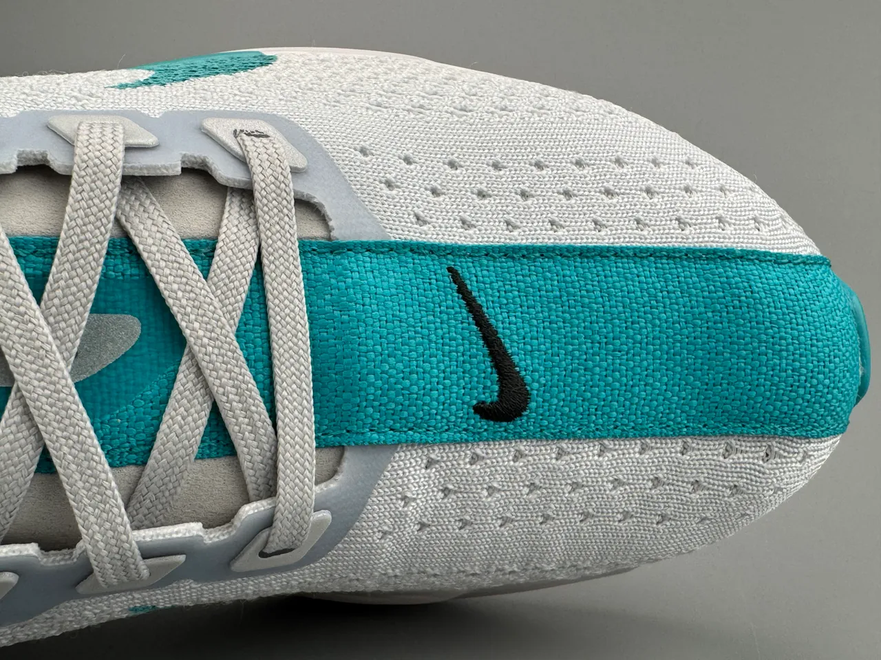 Nike ZoomX White Blue Knit Upper Sculpted Midsole Running Shoes 2