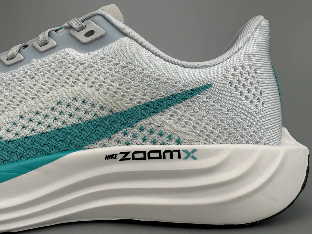 Nike ZoomX White Blue Knit Upper Sculpted Midsole Running Shoes 7