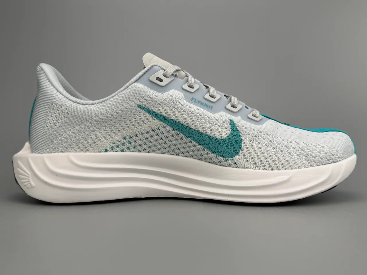 Nike ZoomX White Blue Knit Upper Sculpted Midsole Running Shoes 10