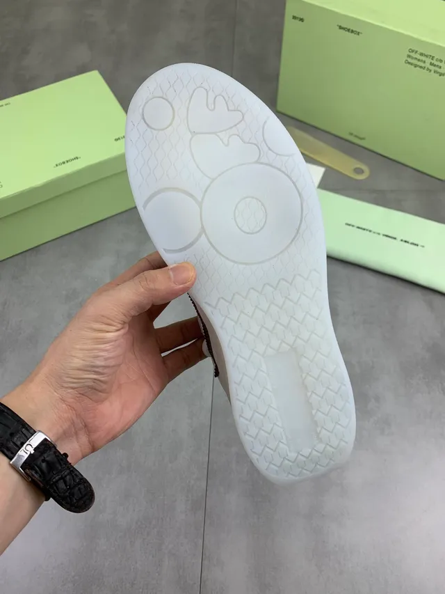 Off-White Bege Camurça e couro em camadas com detalhe de fechamento industrial tipo zip-tie Tênis lifestyle 2
