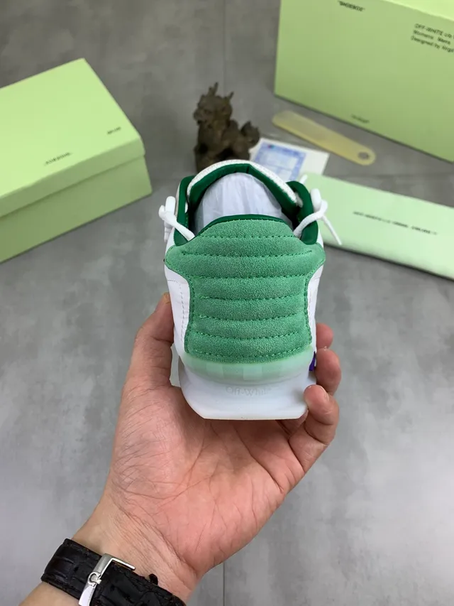 Off-White Bege Camurça e couro em camadas com detalhe de fechamento industrial tipo zip-tie Tênis lifestyle 3