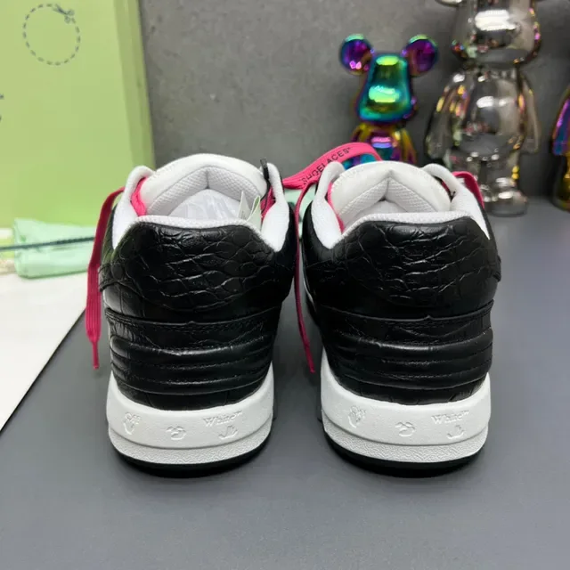 Off-White Tênis Lifestyle Couro Crocodilo Embossado Preto Rosa Logo Seta Diagonal 3