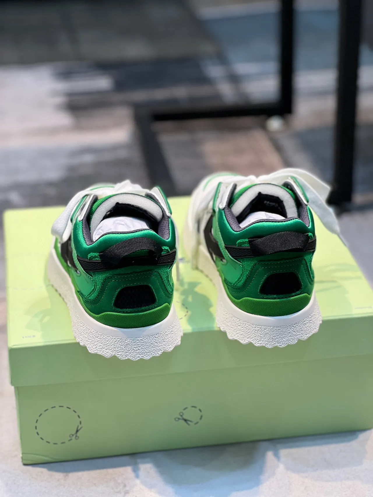 Off-White Tênis Lifestyle Verde Low-Top com Upper de Material Misto 2