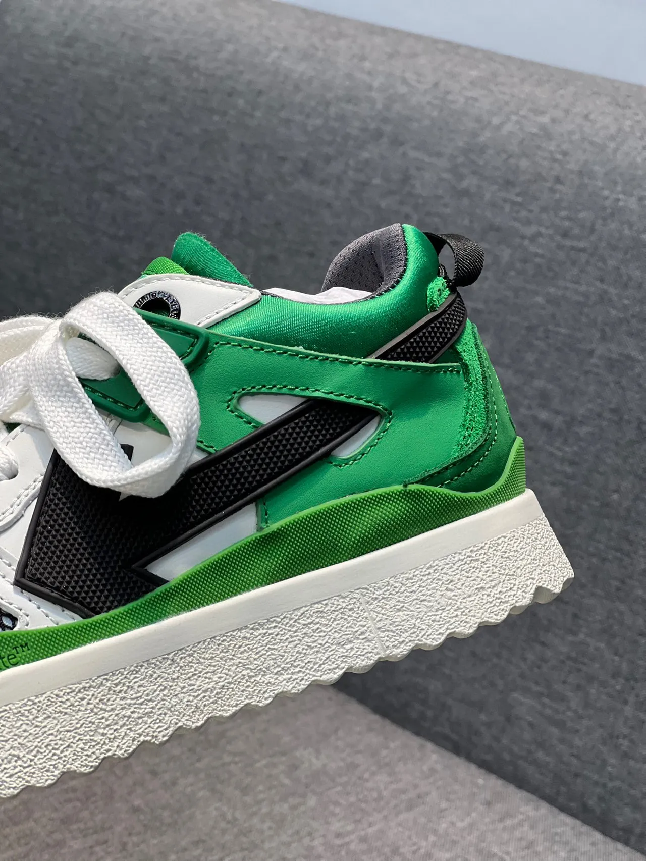 Off-White Tênis Lifestyle Verde Low-Top com Upper de Material Misto 8