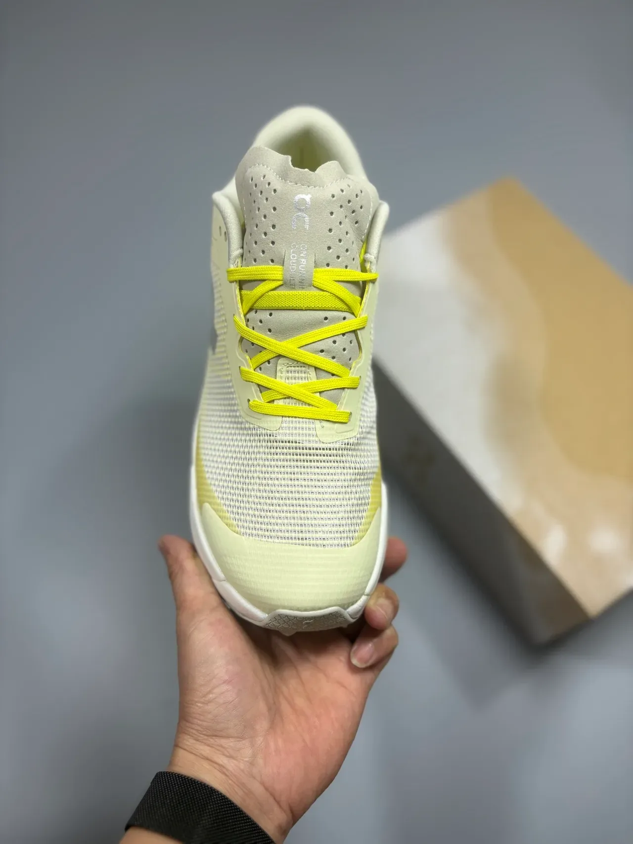 On Cloudmonster Tênis Lifestyle Amarelo Pálido e Branco 2