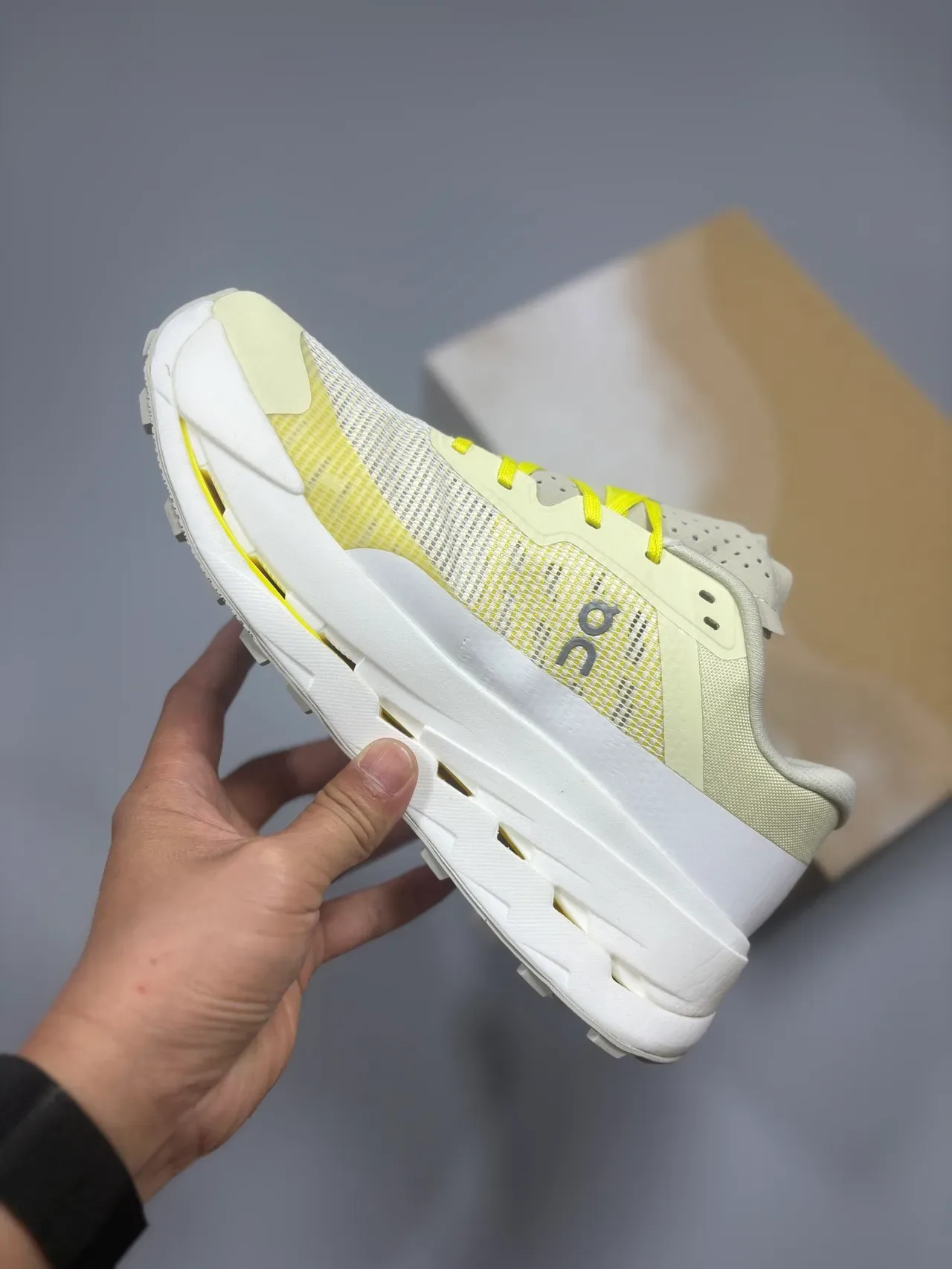 On Cloudmonster Tênis Lifestyle Amarelo Pálido e Branco 3