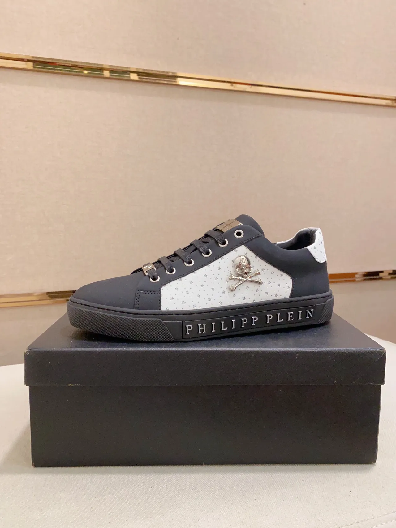 Philipp Plein Chaussures Lifestyle Noires et Blanches à Encolure Basse avec Panneau Latéral Perforé 3