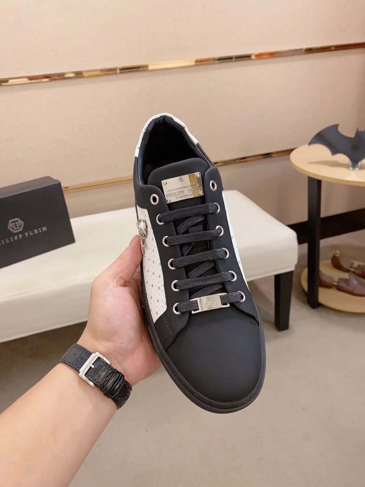 Philipp Plein Chaussures Lifestyle Noires et Blanches à Encolure Basse avec Panneau Latéral Perforé 4
