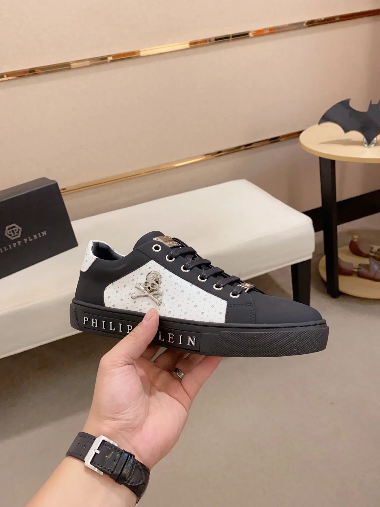 Philipp Plein Chaussures Lifestyle Noires et Blanches à Encolure Basse avec Panneau Latéral Perforé 5