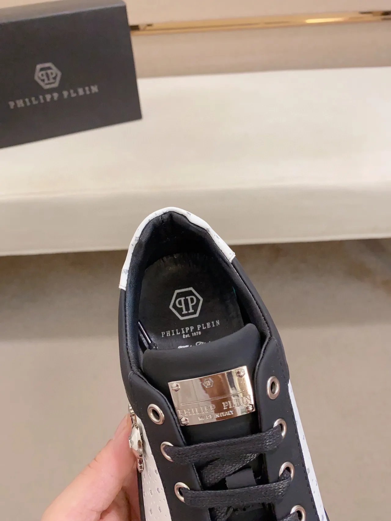 Philipp Plein Chaussures Lifestyle Noires et Blanches à Encolure Basse avec Panneau Latéral Perforé 6