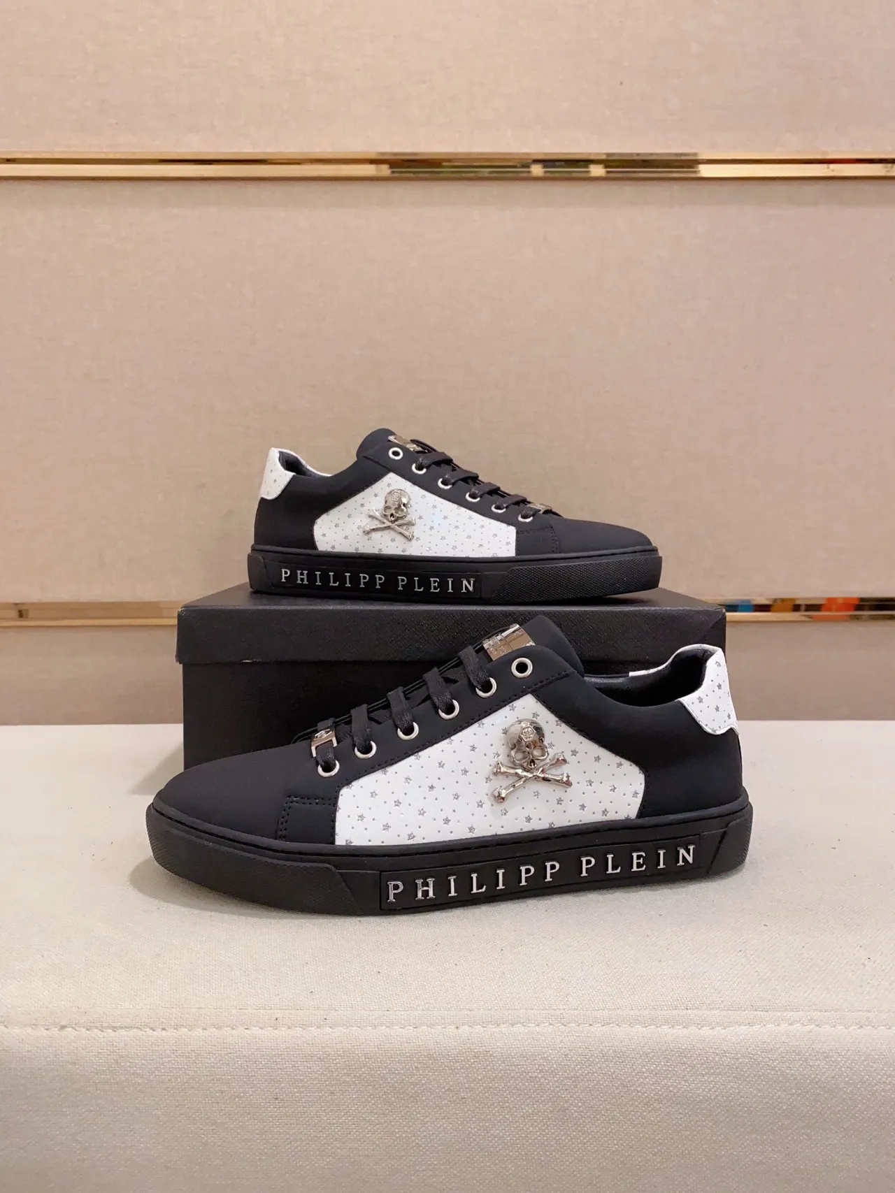 Philipp Plein Chaussures Lifestyle Noires et Blanches à Encolure Basse avec Panneau Latéral Perforé 7