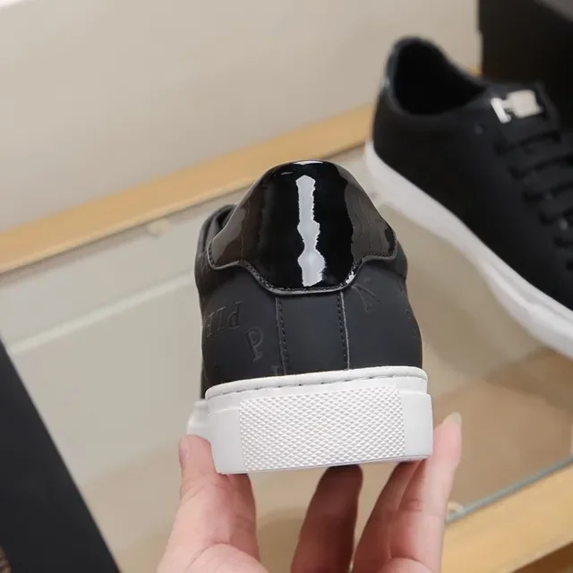 Philipp Plein Monogram-Embossé Lifestyle Sneaker Noir Blanc Haut Similicuir Lisse Finition Lifestyle Sneakers 3