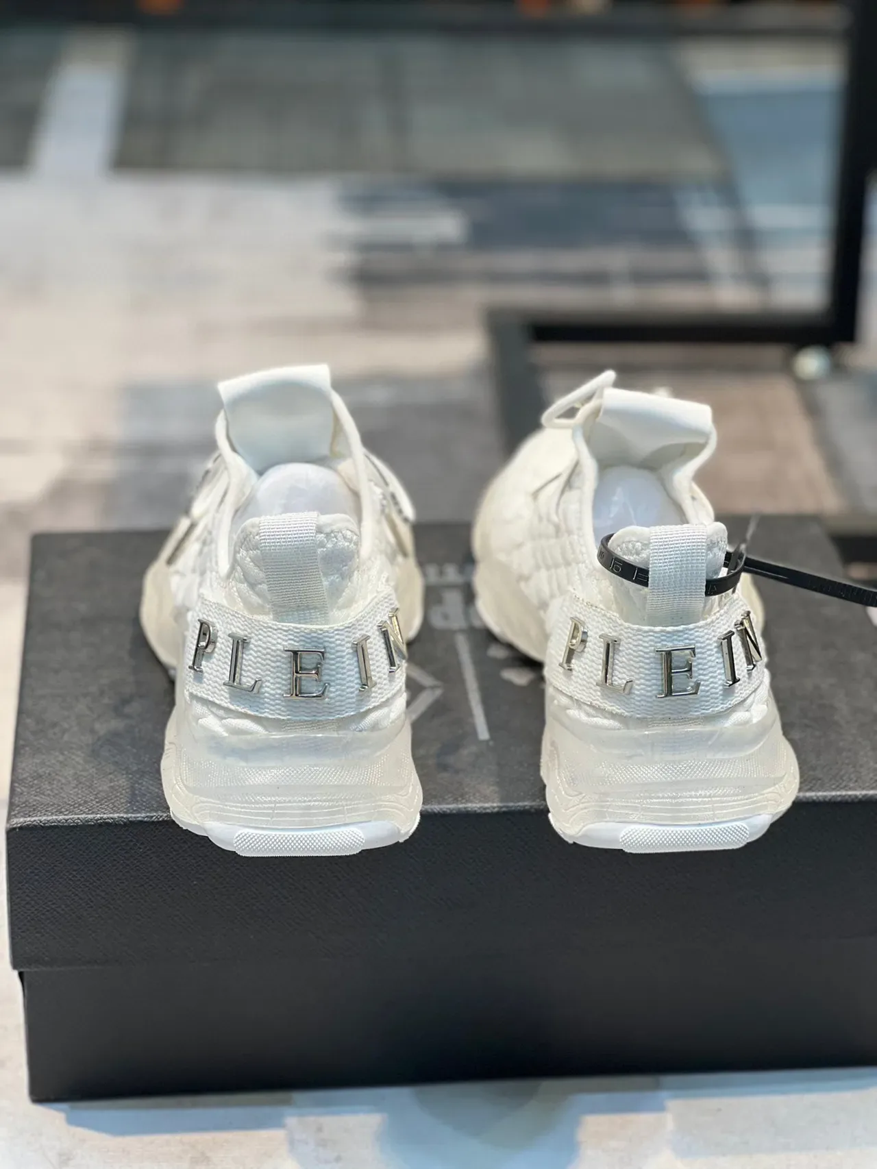 Philipp Plein Tênis Chunky Brancos Prateados com Upper de Tricô Quiltado Oversized Sola Esculpida 2