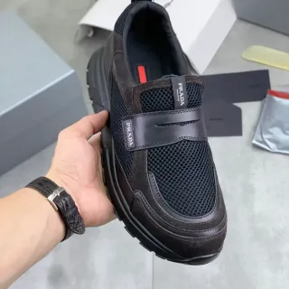 Prada Sneakers Lifestyle Noir et Marron Maille et Daim Dessus Fermeture de Sangle Logo