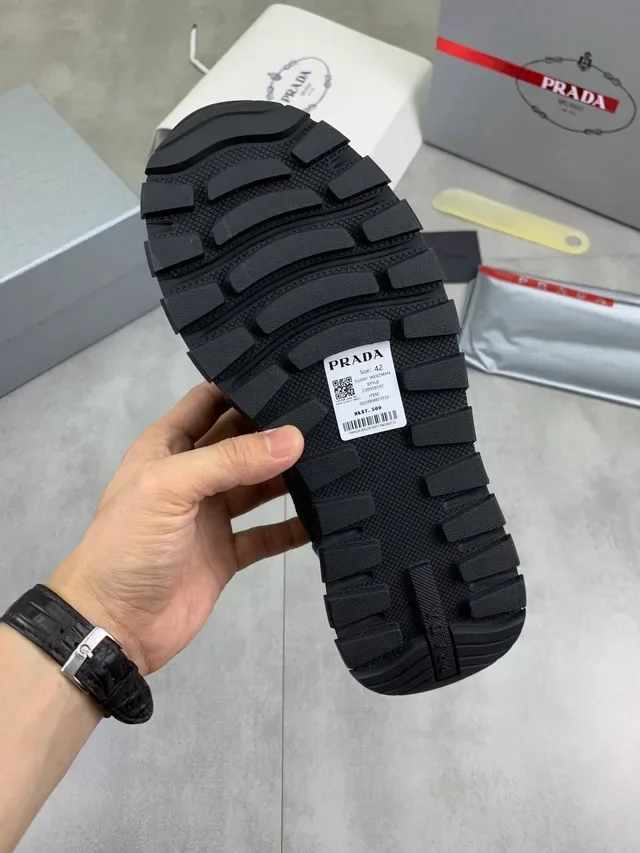 Prada Zapatillas Lifestyle Negro Marrón Ante y Malla Superior Cierre Correa Logo 3
