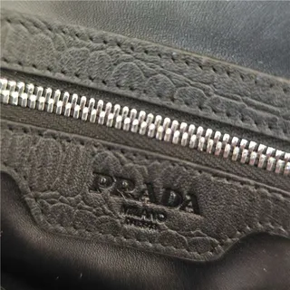 Prada Noir Argent Cuir Embossé Crocodile Fermeture Éclair Supérieure Poignet 2
