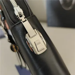 Prada Noir Argent Cuir Embossé Crocodile Fermeture Éclair Supérieure Poignet 6