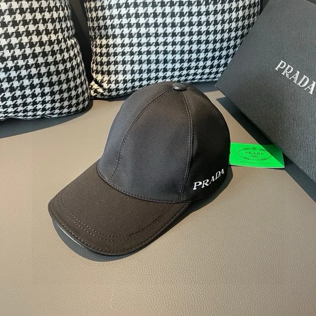 Prada কালো ও সাদা সিলাই করা লোগো কাঠামোগত ছয়-প্যানেল বেসবল ক্যাপ 2
