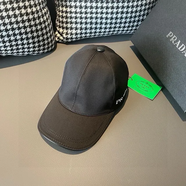 Prada কালো ও সাদা সিলাই করা লোগো কাঠামোগত ছয়-প্যানেল বেসবল ক্যাপ 3
