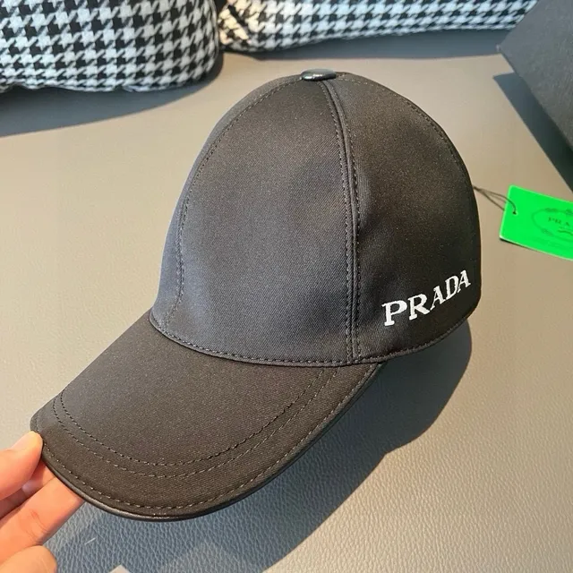 Prada কালো ও সাদা সিলাই করা লোগো কাঠামোগত ছয়-প্যানেল বেসবল ক্যাপ 4