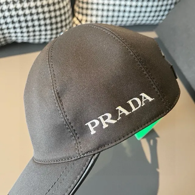 Prada কালো ও সাদা সিলাই করা লোগো কাঠামোগত ছয়-প্যানেল বেসবল ক্যাপ 5