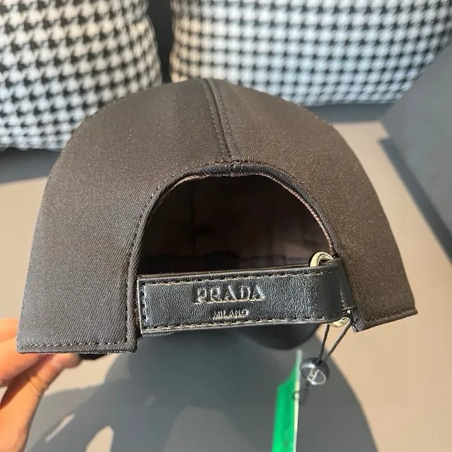 Prada কালো ও সাদা সিলাই করা লোগো কাঠামোগত ছয়-প্যানেল বেসবল ক্যাপ 8