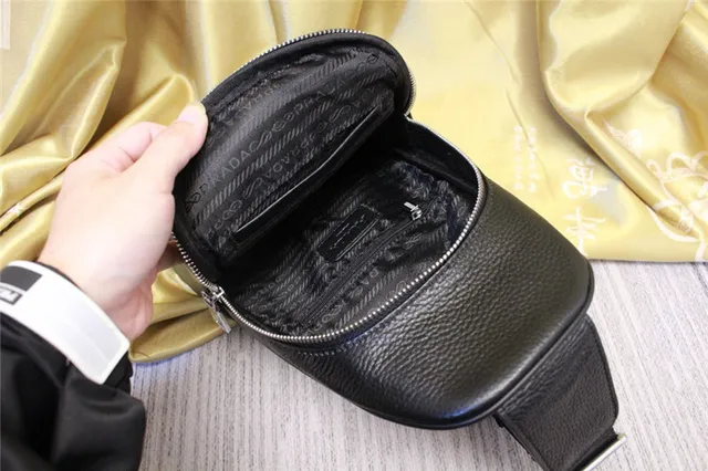 Prada Bolsa mensageira de couro preto e branco com textura de guijarros e detalhe de listras diagonais 2
