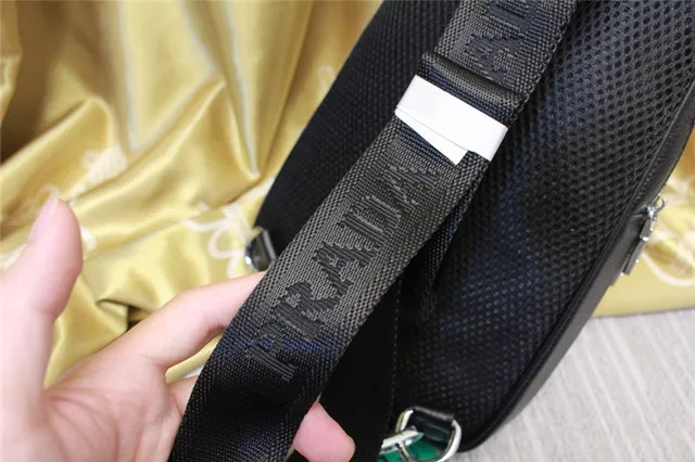 Prada Bolsa mensageira de couro preto e branco com textura de guijarros e detalhe de listras diagonais 3