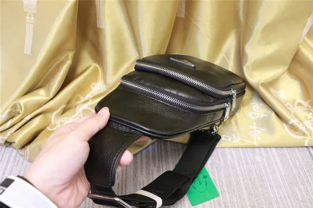 Prada Bolsa mensageira de couro preto e branco com textura de guijarros e detalhe de listras diagonais 4