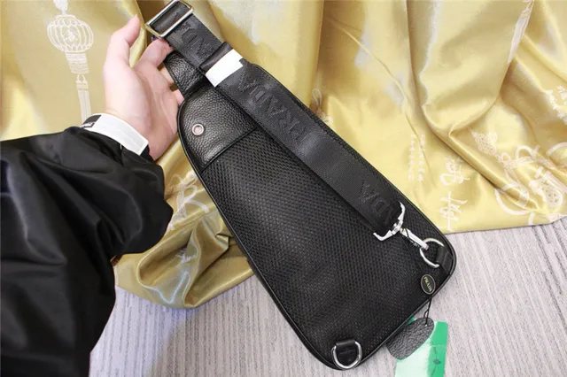 Prada Bolsa mensageira de couro preto e branco com textura de guijarros e detalhe de listras diagonais 5