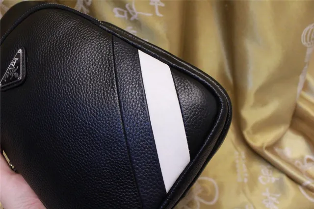 Prada Bolsa mensageira de couro preto e branco com textura de guijarros e detalhe de listras diagonais 6